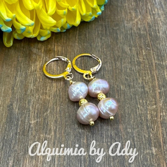 Pink freshwater pearls minimalist dangle gold earrings - Picture 1 of 3